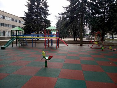 Bulutlu havada kışın kaplamalı oyun parkı
