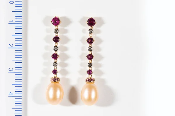 Elegantes Pendientes Dorados Con Diamantes Madre Perla Aislada Sobre Fondo — Foto de Stock