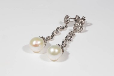 Beyaz altın küpeler, inciler ve beyaz elmaslar.