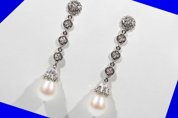 Pendientes Largos Oro Blanco Perlas Diamantes Color Blanco — Foto de Stock