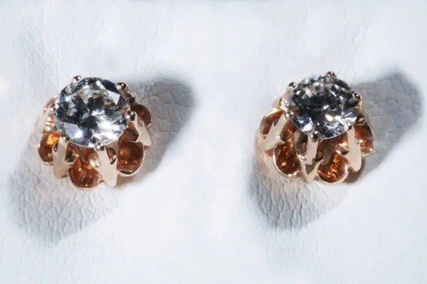 ホワイトの背景にローズゴールドダイヤモンドソリティアイヤリング — ストック写真