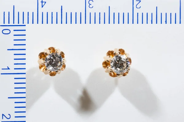 Rose Gold Diamond Solitaire Örhängen Vit Bakgrund — Stockfoto