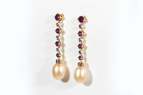 Elegantes Pendientes Dorados Con Diamantes Madre Perla Aislada Sobre Fondo —  Fotos de Stock