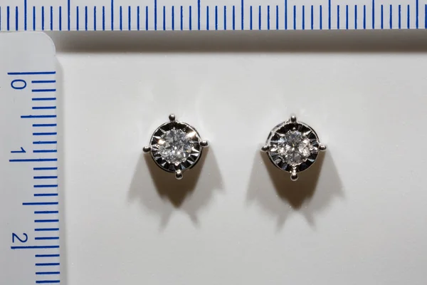 Kolczyki Wykonane Białego Złota Naturalnych Diamentów Białym Tle — Zdjęcie stockowe