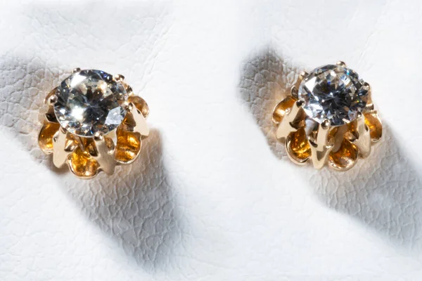 ホワイトの背景にローズゴールドダイヤモンドソリティアイヤリング — ストック写真