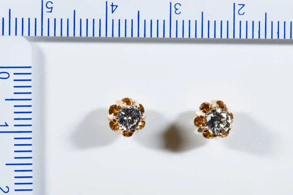 Kolczyki Rose Gold Diamond Solitaire Białym Tle — Zdjęcie stockowe