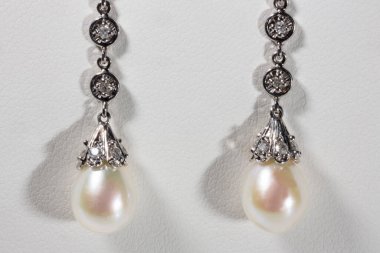 Beyaz altın küpeler, inciler ve beyaz elmaslar.