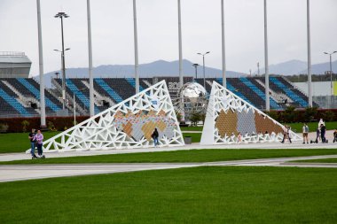 SOCHI, RUSSIA - 11 Nisan 2021: Rusya Federasyonu 'nun Soçi kentindeki XXII Olimpiyat Kış Oyunları için Olimpiyat parkında büyük bir küre inşa edildi.