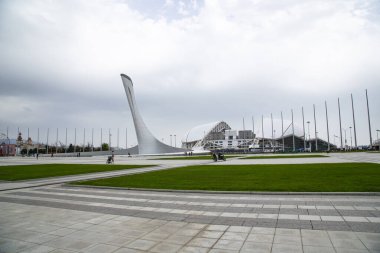 SOCHI, RUSSIA - 11 Nisan 2021: Soçi. Olimpiyat Parkı 'nda Olimpiyat Ateşi Kasesi