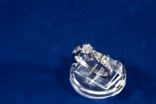 Witgouden ring met natuurlijke diamanten op een blauwe achtergrond, verlovingsring — Stockfoto