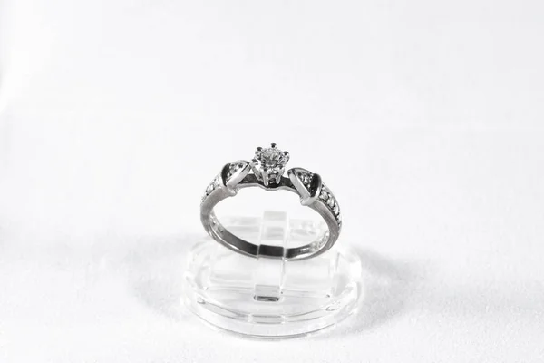 Δαχτυλίδι λευκόχρυσο με διαμάντια σε λευκό φόντο, Δαχτυλίδι αρραβώνων — Φωτογραφία Αρχείου