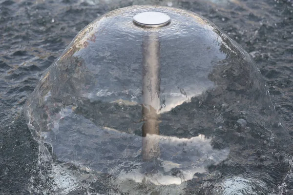 Salpicaduras y gotas, movimiento del agua figura abstracta de una fuente de agua sobre fondo borroso — Foto de Stock