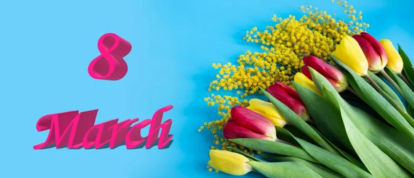 Un bouquet di fiori di tulipano giallo-rosso, spazio copiato e testo l '8 marzo in inglese. Bandiera per una vacanza stagionale, concetto primaverile, Giornata internazionale della donna — Foto Stock