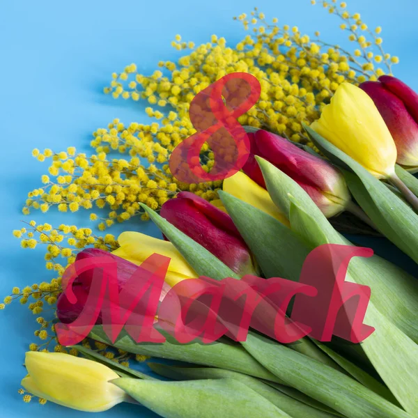 En bukett med gul-röda tulpanblommor, kopierat utrymme och text den 8 mars på engelska. Banner för en säsongsbetonad semester, vårkoncept, Internationella kvinnodagen — Stockfoto