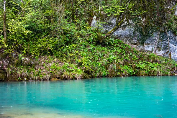 Blauer See, Berg Akhtsykh, Abchasien, kleiner See mit türkisfarbenem Wasser in den Bergen, Frühling, April — Stockfoto