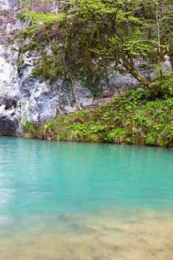 Mavi göl, Akhtsykh dağı, Abhazya, dağlarda turkuaz suyu olan küçük göl, ilkbahar, nisan