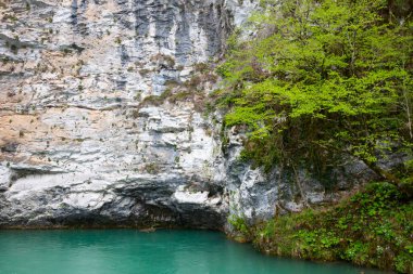 Mavi göl, Akhtsykh dağı, Abhazya, dağlarda turkuaz suyu olan küçük göl, ilkbahar, nisan