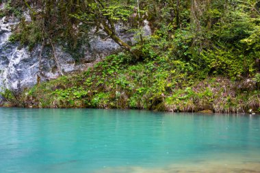 Mavi göl, Akhtsykh dağı, Abhazya, dağlarda turkuaz suyu olan küçük göl, ilkbahar, nisan