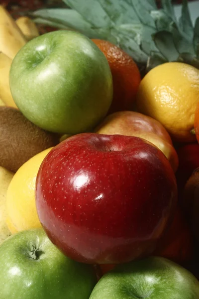 Apfel in einem Haufen Obst — Stockfoto