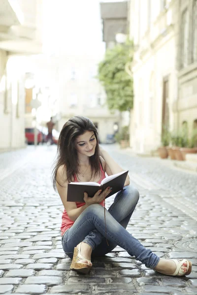 Kız yolda kitap okur