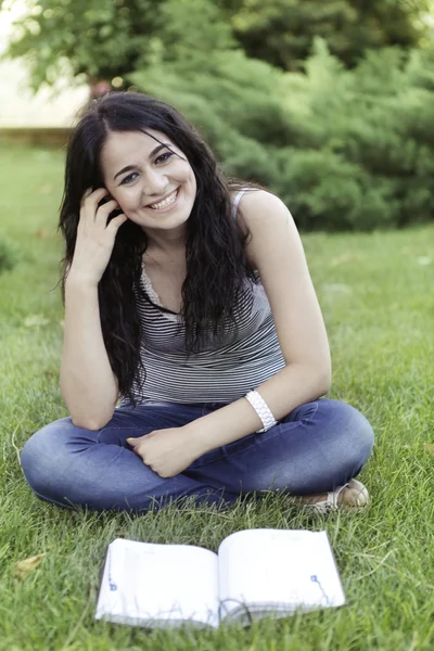 Chica con libro sobre hierba — Foto de Stock