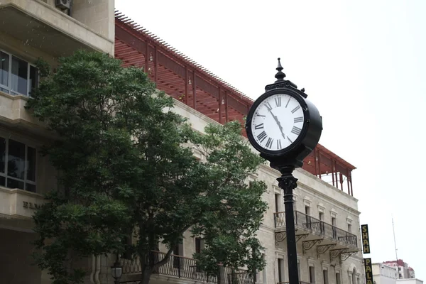 Horas na rua Fotos De Bancos De Imagens