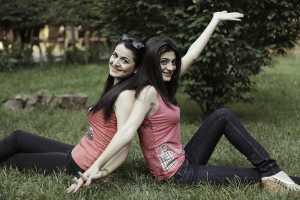 Deux filles sur l'herbe dans le parc — Photo