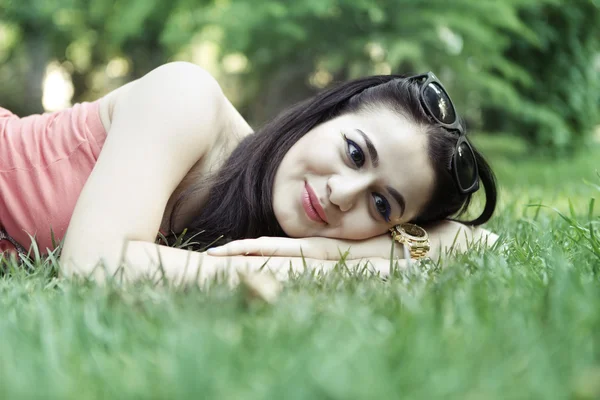 Ragazza rilassarsi sull'erba — Foto Stock