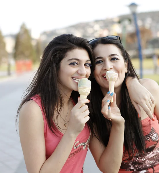 女の子アイスクリームを食べる — ストック写真
