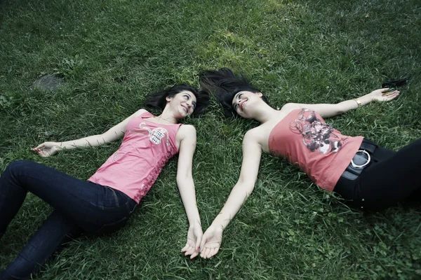 Chicas felices en la hierba —  Fotos de Stock