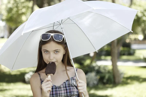 Menina com sorvete — Fotografia de Stock