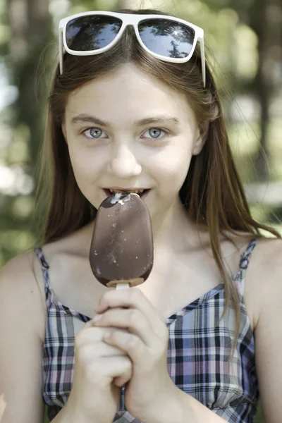 女の子はアイスクリームを食べる — ストック写真