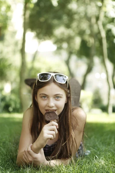 çimenlerin üzerinde dondurma yiyen kız