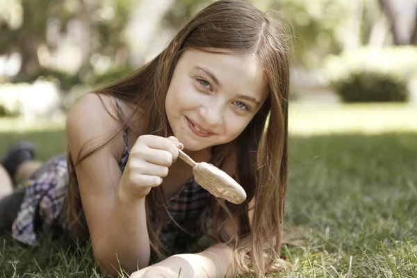 çimenlerin üzerinde dondurma yiyen kız