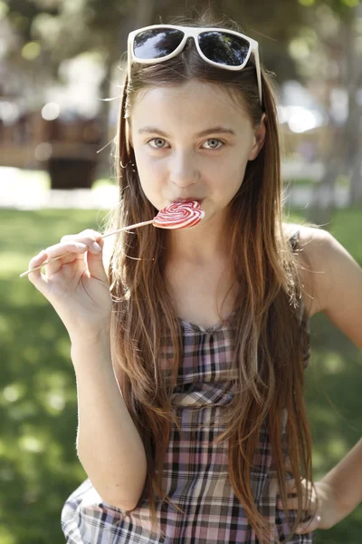 Ragazza soddisfatta con lecca-lecca — Foto Stock