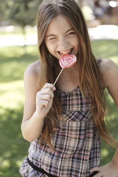 memnun lolipop kızla