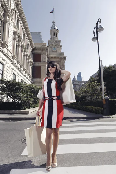 Mujer de compras en el camino — Foto de Stock