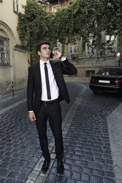 Homme parlant au téléphone — Photo