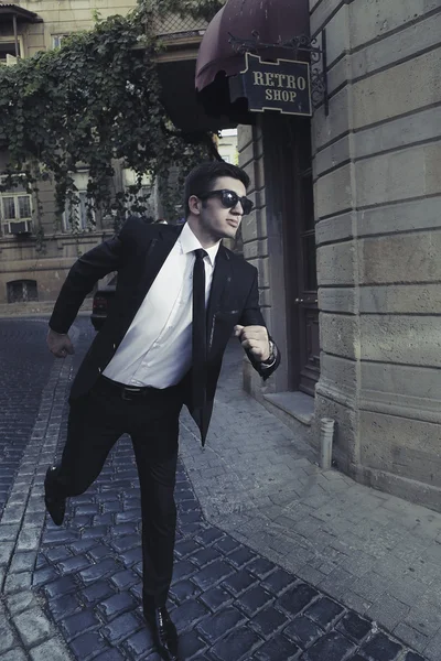 Gözlüklü çalışan adam