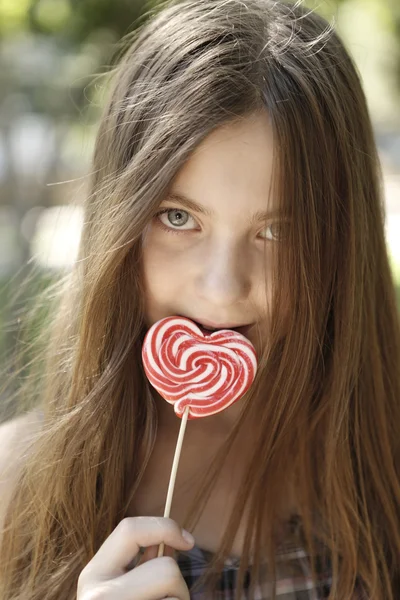Flicka med färg lollipop Royaltyfria Stockbilder