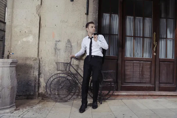 Hombre con bicicleta vieja — Foto de Stock