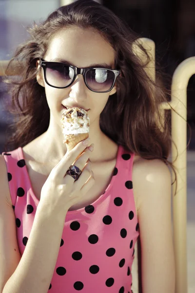 Ragazza con gelato — Foto Stock