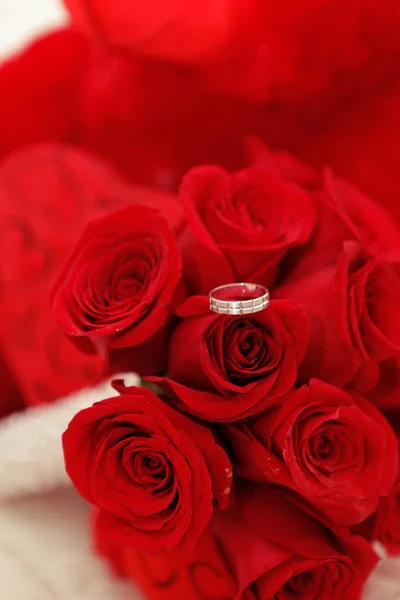 玫瑰上的结婚戒指 — 图库照片