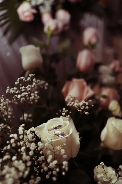 Wedding ring and flowers — Stock Photo, Image