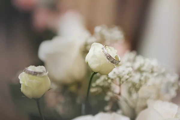 Bague de mariage et fleurs — Photo