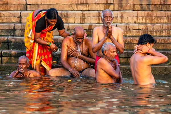 Varanasi Indie Duben 2018 Lidé Vykonávající Duchovní Obřady Mytí Koupání — Stock fotografie