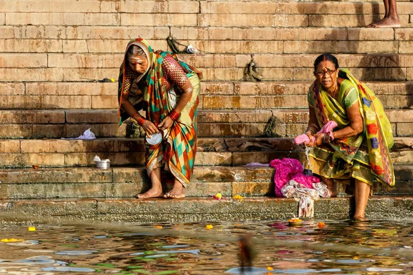 バラナシ インド 2018年4月18日と19日 精神的な儀式 入浴をする人々インドのバラナシの聖なる川の峡谷 — ストック写真