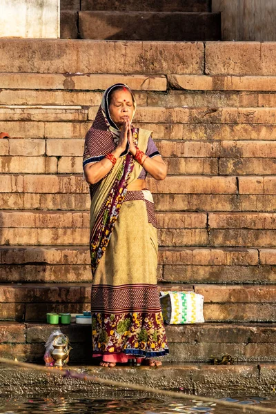 Варанаси Индия Апреля 2018 Года Люди Совершающие Духовные Обряды Моются — стоковое фото