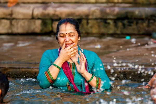 Варанаси Индия Апреля 2018 Года Люди Совершающие Духовные Обряды Моются — стоковое фото