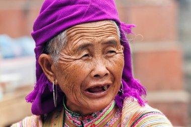 Bac Ha, Vietnam - 14 Ekim 2012: Vietnam 'ın kuzeyindeki Bac Ha pazarını ziyaret eden aşiret pazarının yaşlı bayanı